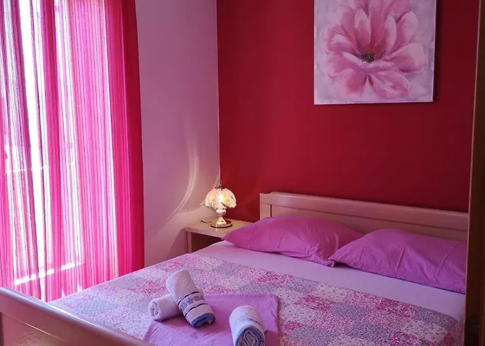 Apartment La *