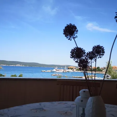 La * Neviđane